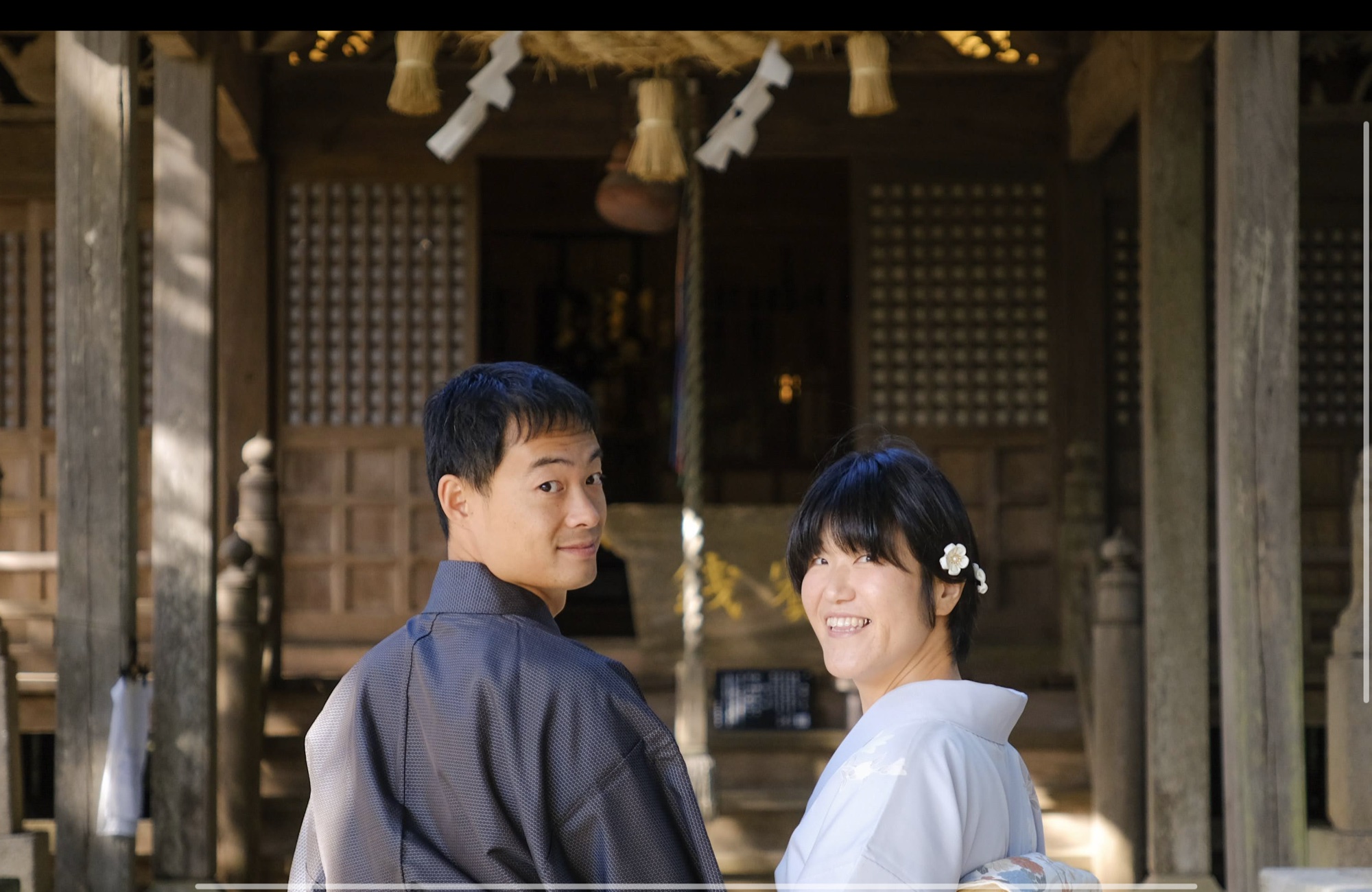 和装で寄り添う院主夫妻