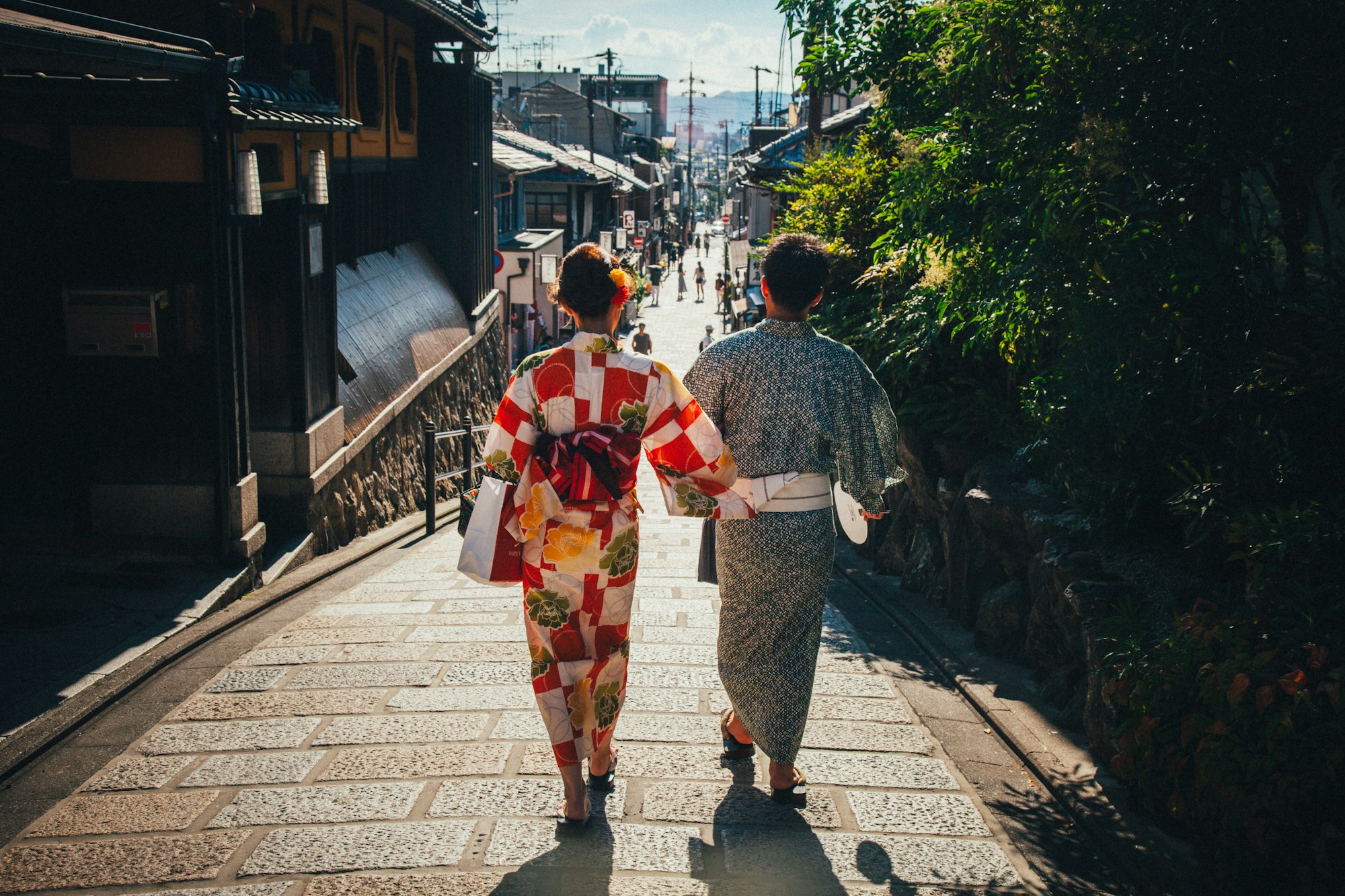 院主夫妻が歩く後ろ姿